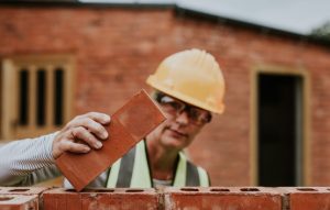 Для чего нужен кирпич М‑150: реальные задачи и сферы применения